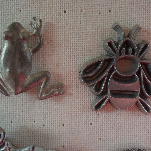 8 Vintage Pewter Brooches & Pins - Picture 5 of 13